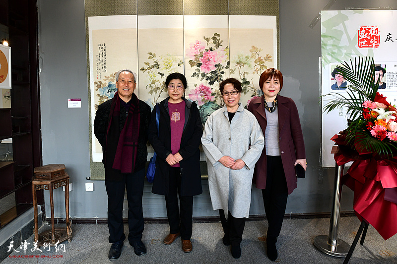 刘传光、崔燕萍、张永敬、李澜在画展现场。