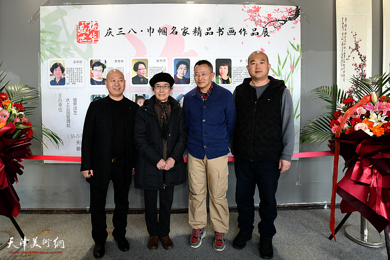 萧慧珠、李志军、乔福成、谭继海在展览现场。