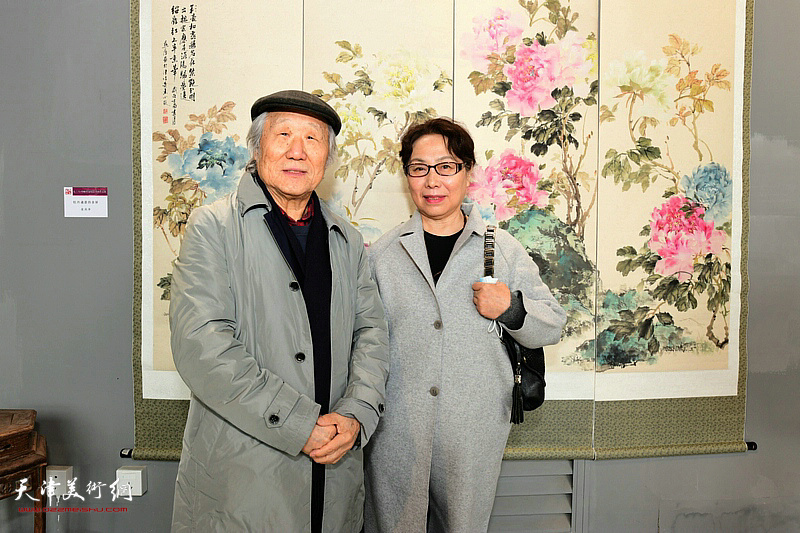 姬俊尧、崔燕萍在展览现场。