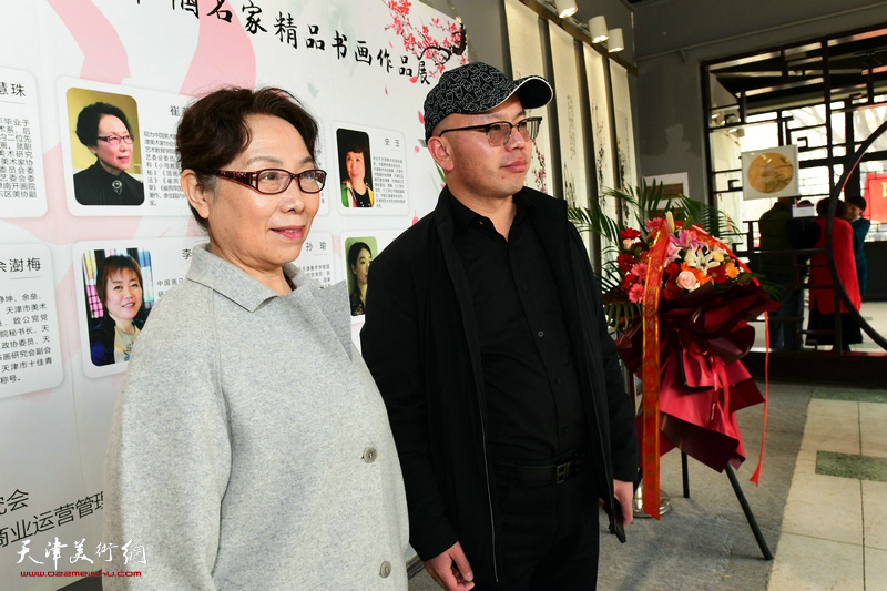 崔燕萍与观众在展览现场。