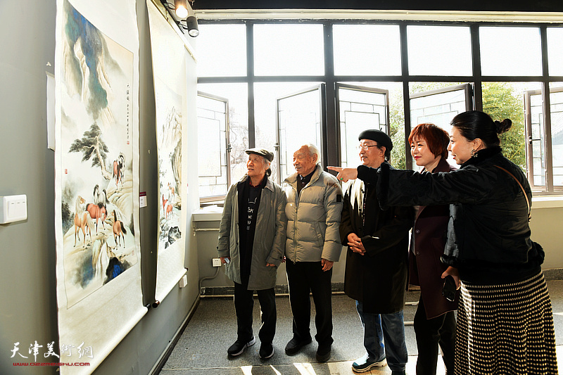 纪振民、姬俊尧、王之海、李澜、张丽在展览现场观赏画作。
