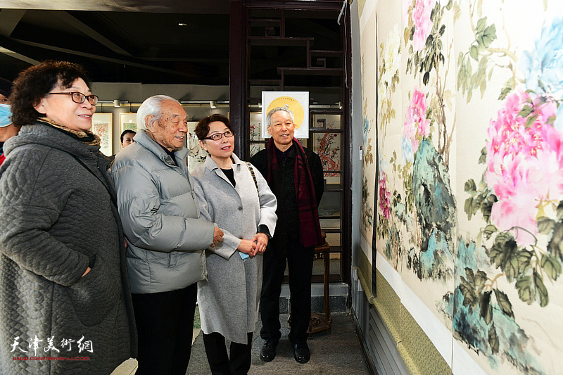 纪振民、刘传光、崔燕萍、李国伟在展览现场观赏画作。