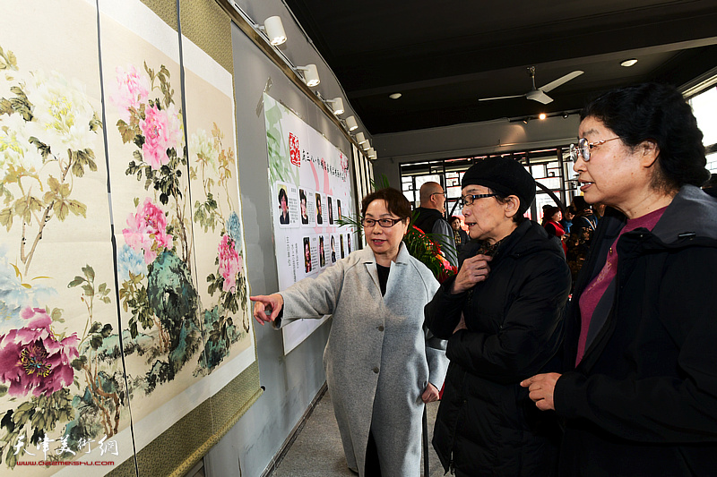 萧慧珠、崔燕萍、张永敬在展览现场观赏画作。