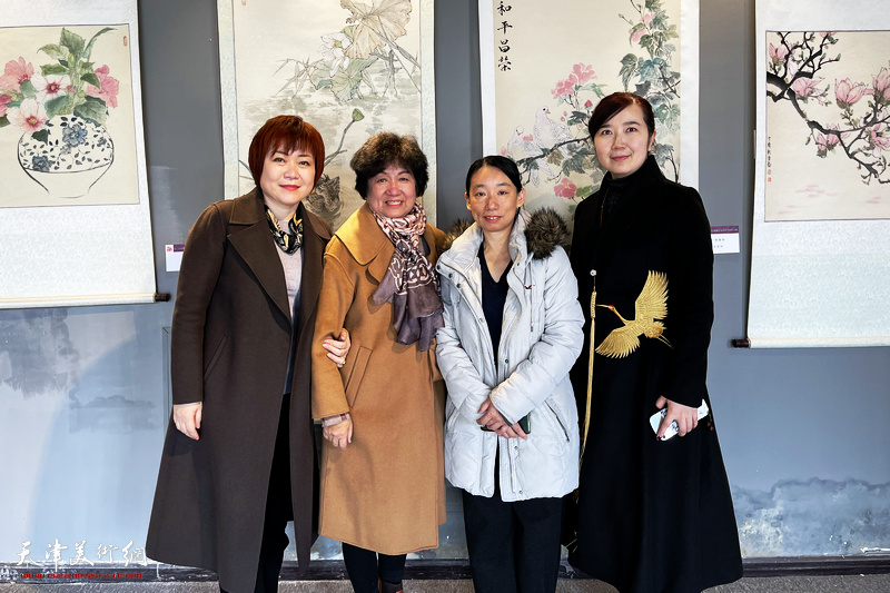 参展女画家孟昭丽、李澜、庄雪阳、李悦展前在布展现场。