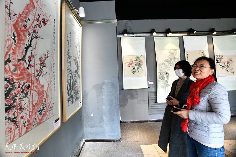 盛世梅华—“庆三八”巾帼名家精品书画作品展现场。