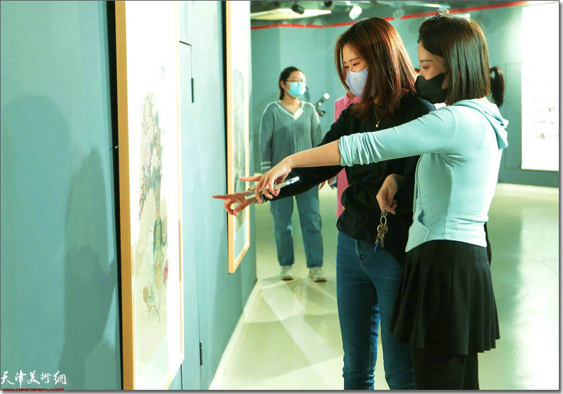 天津市群众艺术馆“天津市女书画家庆“三八”优秀作品展”现场。