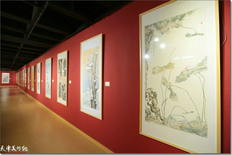 天津市群众艺术馆“天津市女书画家庆“三八”优秀作品展”现场。
