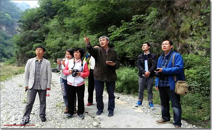 图为申世辉与学生们在写生途中。