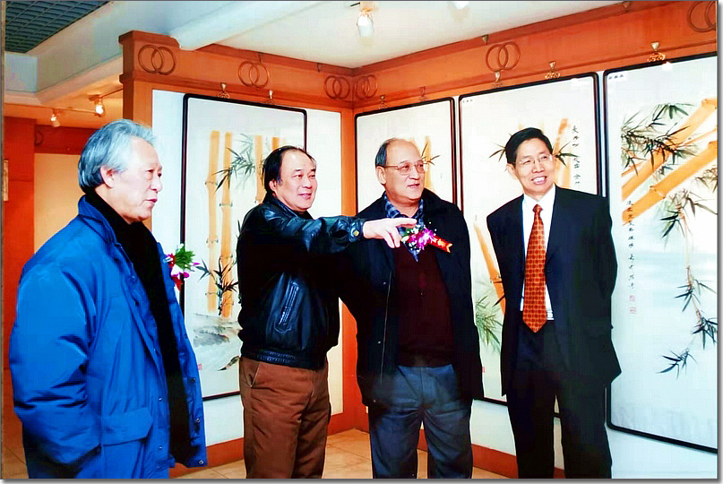 郭书仁与贾宝珉、史如源、本文作者柴寿武在画展上。（2008年3月）