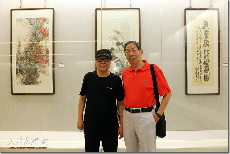 郭书仁与本文作者柴寿武在画展上。（2021年6月）
