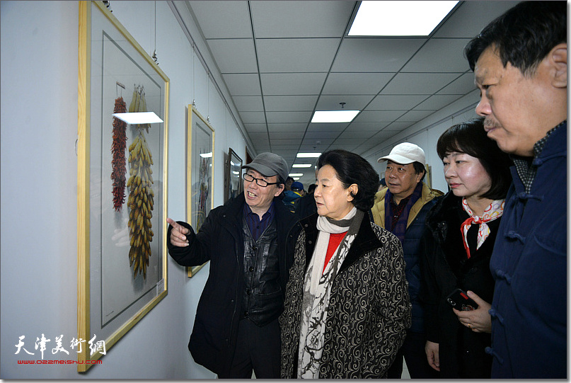 庞恩昌在画展上向曹秀荣、郭鸿春、赵寅、朱彤介绍作品。（2019年12月）