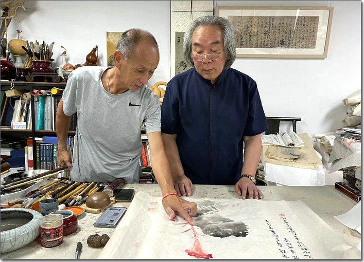 霍春阳先生与潘吉成教授在一起观赏画作。