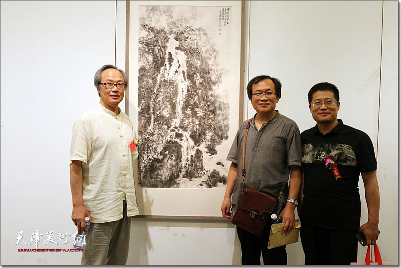 陈福春先生与杨惠东、闫勇在画展上。