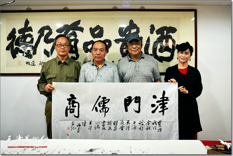 陈福春先生（左一）与上海天津商会的朋友们在一起。