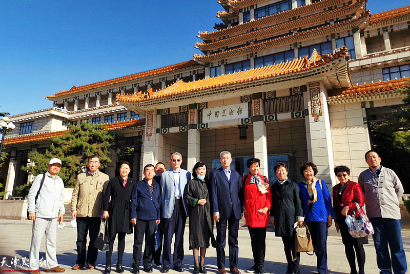 申世辉教授和天津渤海画院的部分创作员在中国美术馆