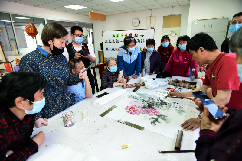 著名花鸟画家王群英在航天城社区示范辅导。