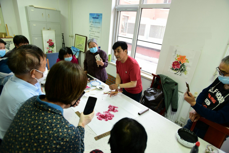 著名花鸟画家王群英在航天城社区示范辅导。