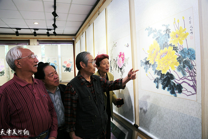 高振恒、崔长青、王润昌、赵同相观赏展出的作品。