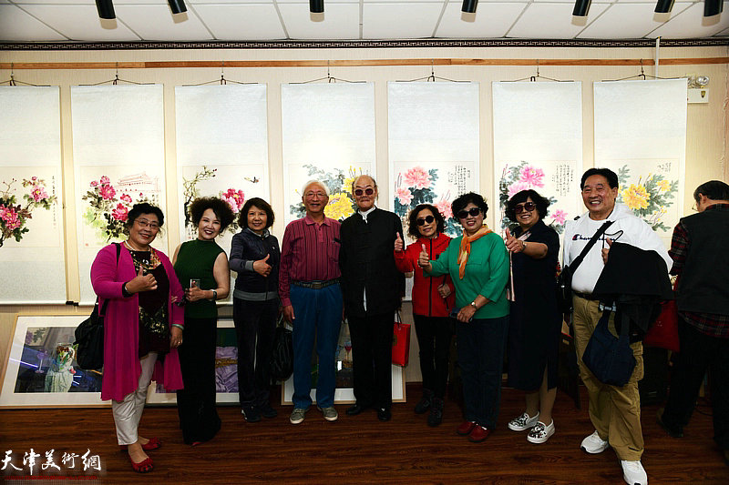 高振恒、崔长青与书画爱好者在展览现场。
