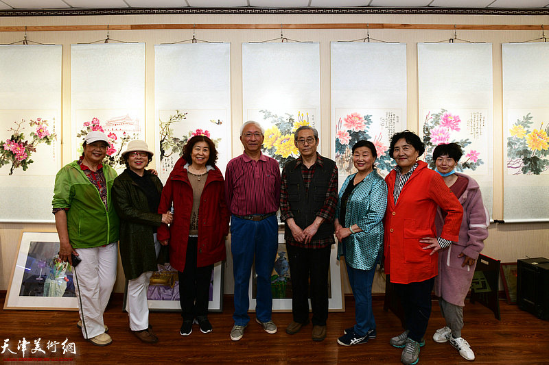 高振恒、崔长青与书画爱好者在展览现场。