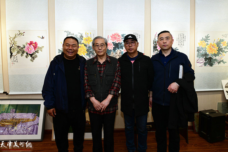 左起：张金鹏、高振恒、杨岩、田丰在展览现场。