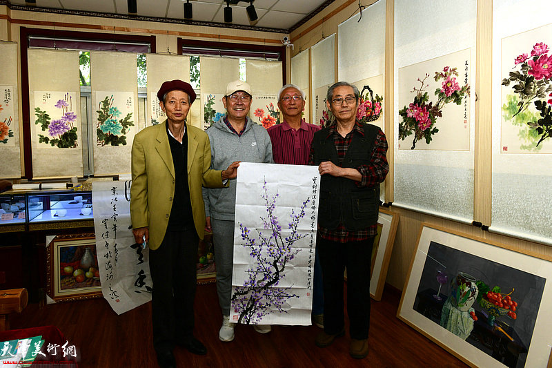 赵同相、崔健祝贺高振恒、崔长清牡丹画作品展举办。