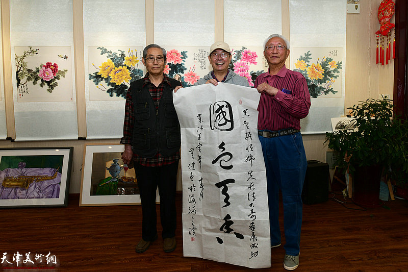 崔健祝贺高振恒、崔长清牡丹画作品展举办。