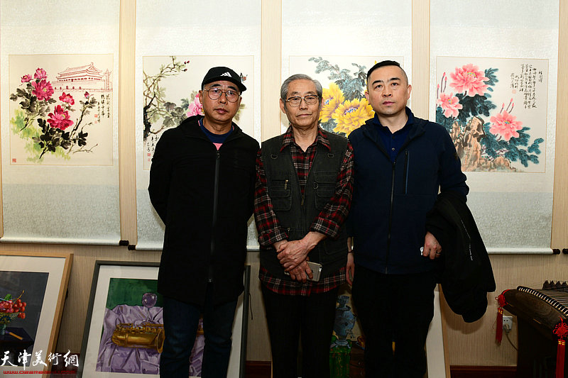 高振恒、杨岩、田丰在展览现场。