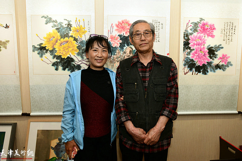 高振恒、刘凤华在展览现场。