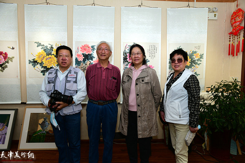 左起：杜文跃、崔长清、吕美君、夏学玲在展览现场。