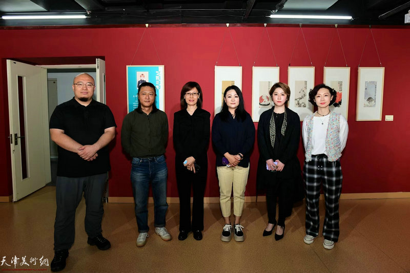 刘文艳、邢晓阳与参展青年画家姚铸、朱珊、宋鹏、王霞在画展现场。