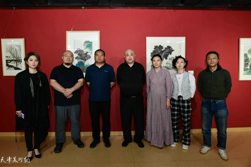 左起：王霞、宋鹏、王祎、汤强、赵红云、朱珊、姚铸在画展现场。