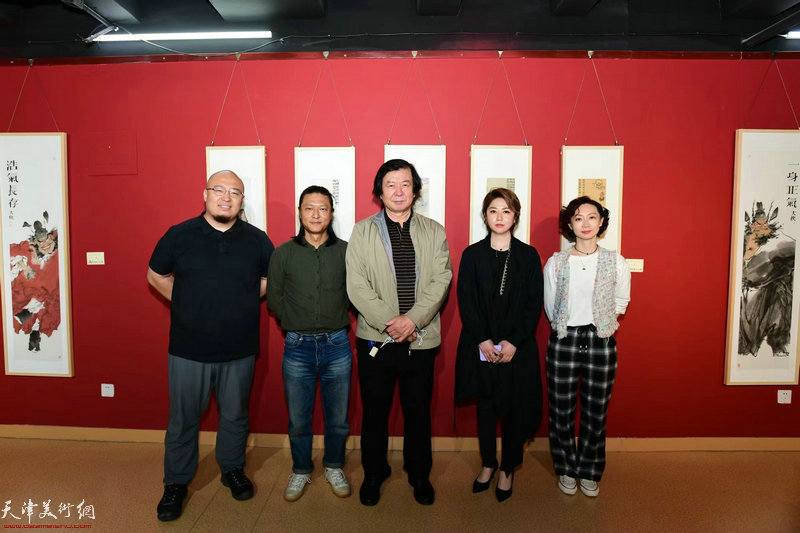 左起：宋鹏、姚铸、史振岭、王霞、朱珊在画展现场。