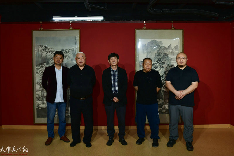 左起：黄易非、汤强、沈宪民、宋海增、宋鹏在画展现场。