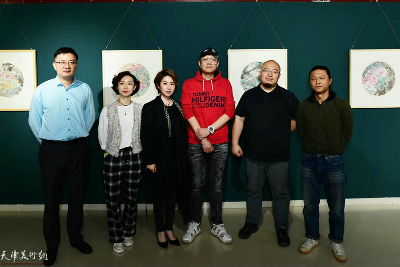 左起：彭绍阳、朱珊、王霞、张英楠、宋鹏、姚铸在画展现场。