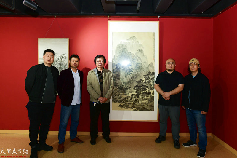 左起：房志鹏、黄易非、史振岭、宋鹏、梁健在画展现场。