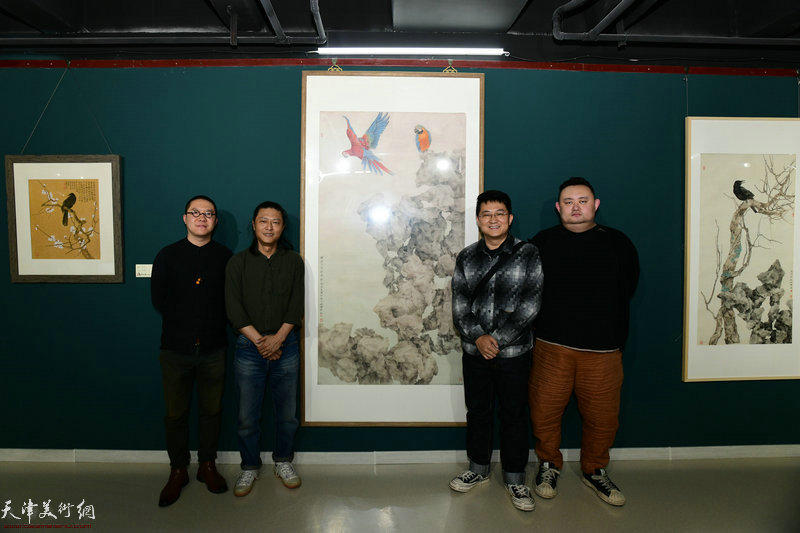 左起：刘天艺、姚铸、伯骧、刘永佳在画展现场。