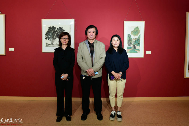 左起：刘文艳、史振岭、邢晓阳在画展现场。
