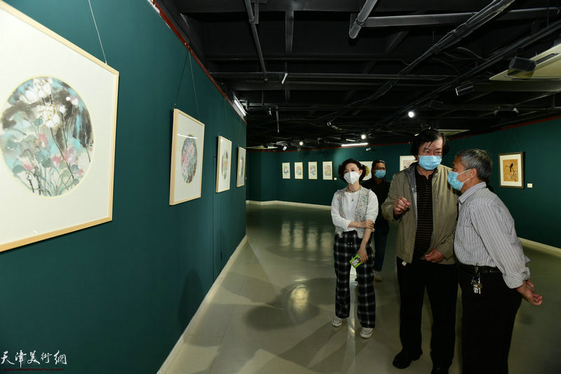 史振岭、郝金宝、朱珊观赏展出的画作。
