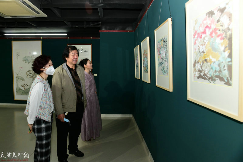 史振岭、赵红云、朱珊观赏展出的画作。