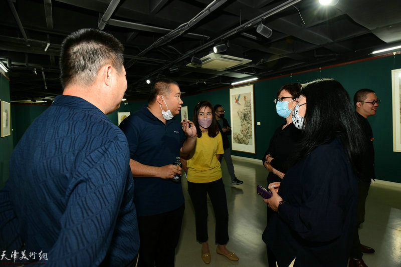 刘文艳、邢晓阳、潘迪钦、王祎在画展现场交流。