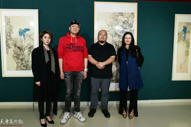 左起：王霞、张英楠、宋鹏、齐祺在画展现场。