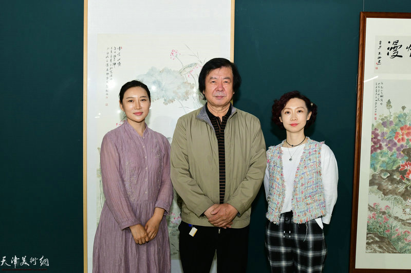 史振岭、赵红云、朱珊在画展现场。