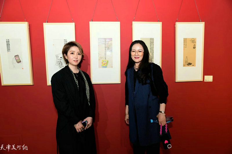王霞、齐祺在画展现场。