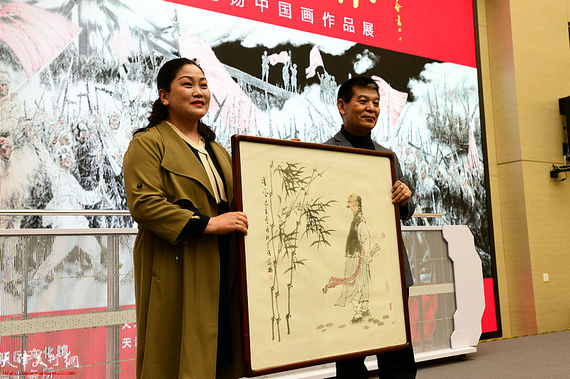 范扬向滨海新区文化馆捐赠作品，田宝荣馆长接受捐赠。