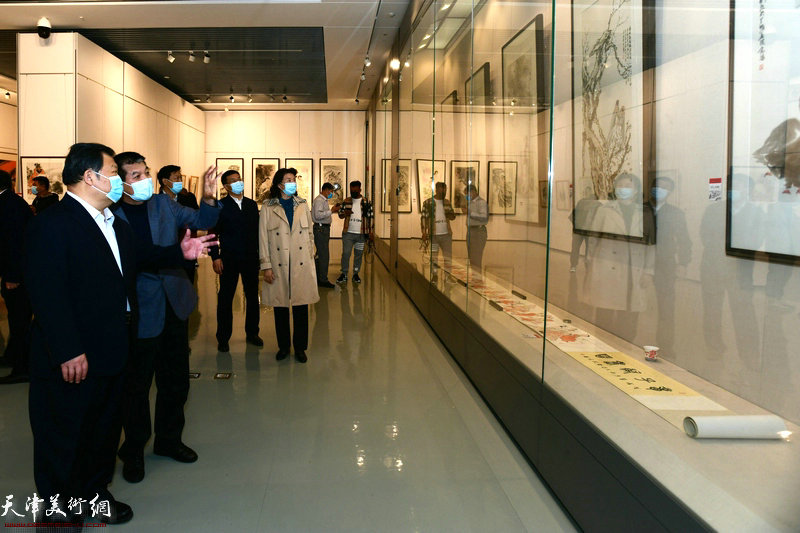 范扬陪同散襄军、万镜明、李洪喜、施琪观赏展出的作品。