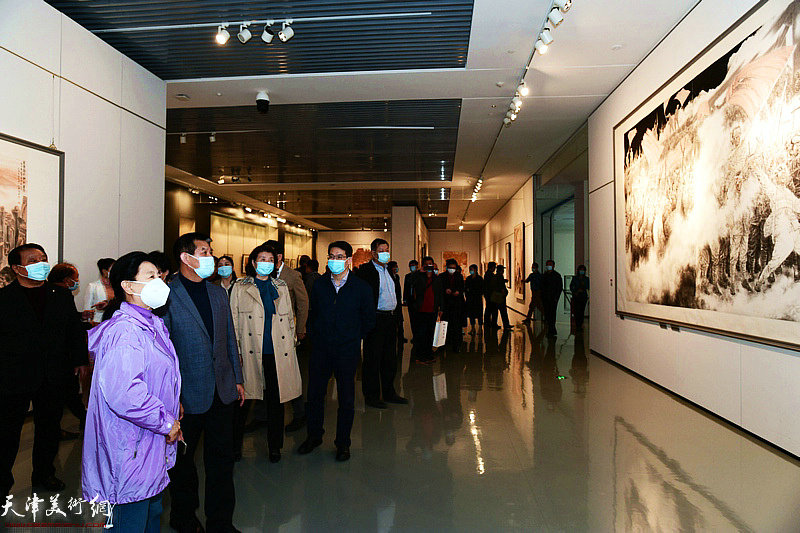 范扬陪同曹秀荣、杨君毅、万镜明、李林河观赏展出的作品。