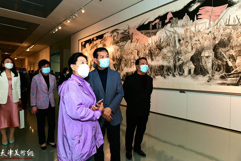 范扬陪同曹秀荣、贺淑荣、胡玉林观赏展出的作品。