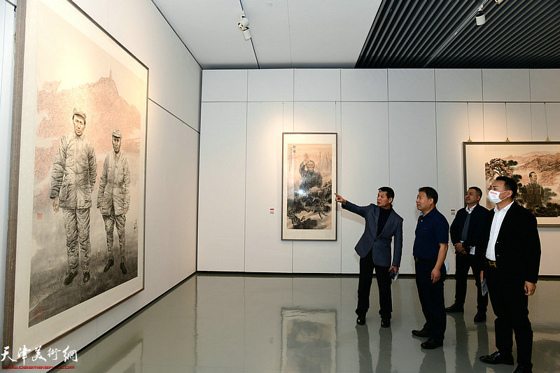 范扬陪向王会臣、陈广林、陈秉龙介绍展出的作品。