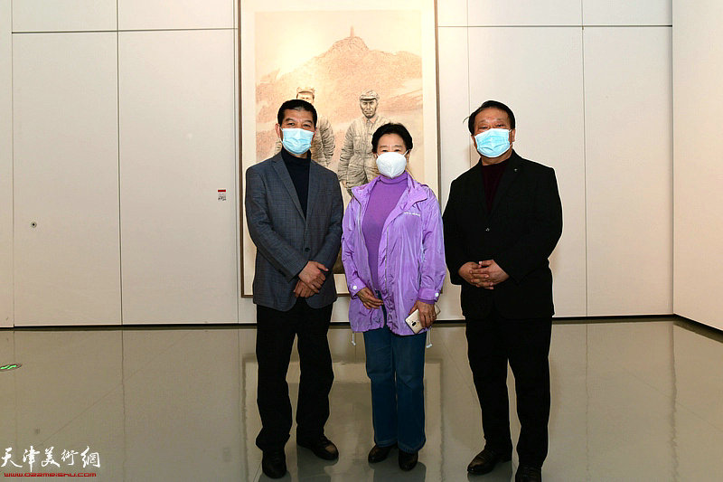 曹秀荣、范扬、胡玉林在画展现场。